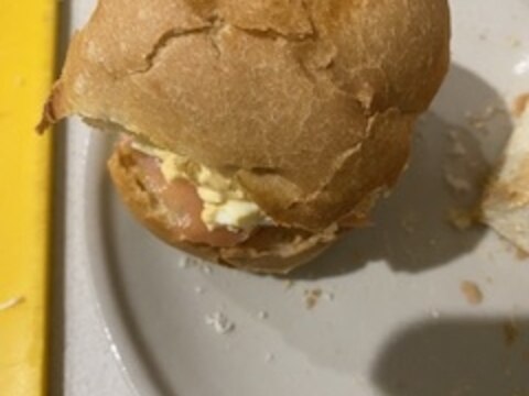 スモークサーモンと卵で簡単サンドイッチ